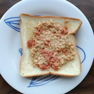 たたき納豆と鮭と蜂蜜のトースト